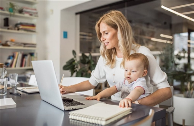 Мама работает