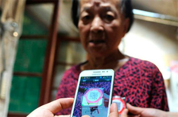 Значки с QR кодом для стариков, уходящих из дома