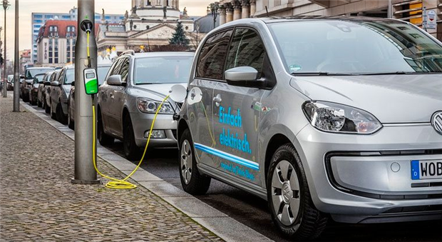 Зарядка электромобиля Ubitricity